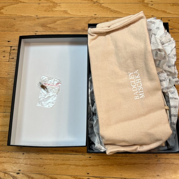 New in box Badgley Mischka Stiletto - Picture 3 of 4